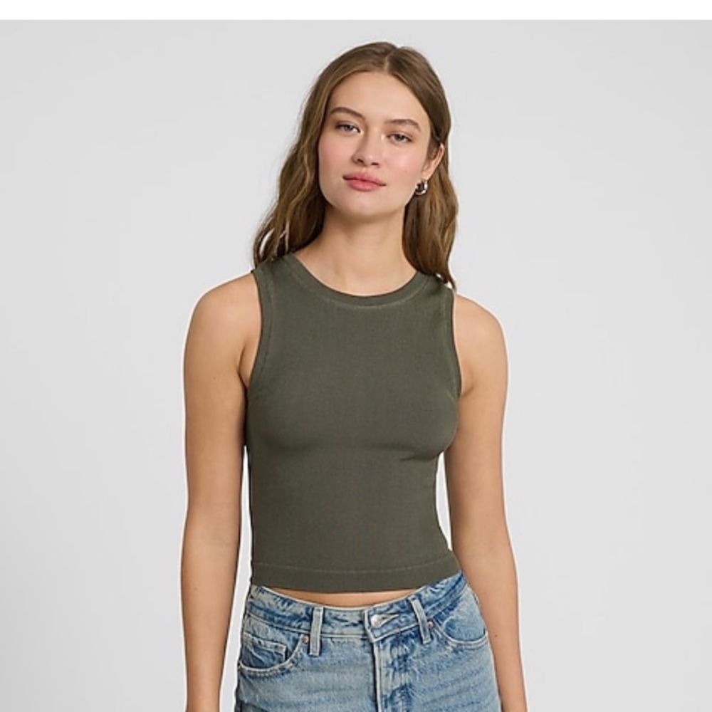 NWT Express Body Contour Ribbed Tank ( COLOR IS BUBBLEGUM PINK) Size S/M.